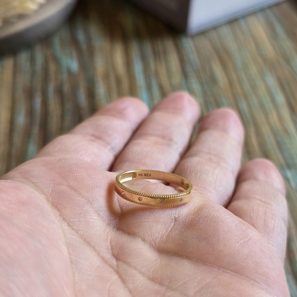 14K GOLD Ring With Diamonds & Ridged Edge. - Picture 2 of 12